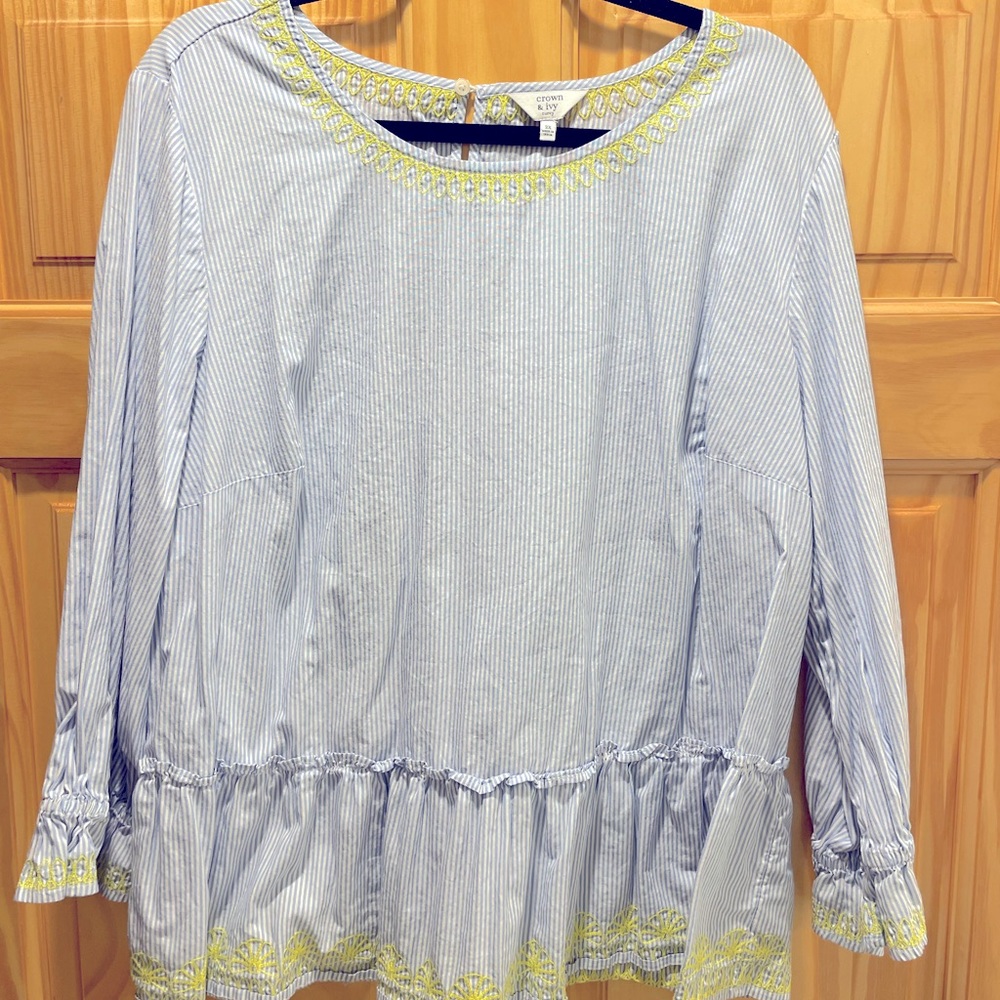 Crown and Ivy Curvy 2X Seersucker Peplum Top with yellow embroidery trim